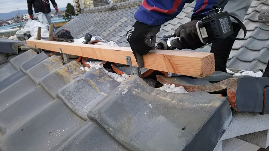 防災金具に垂木を取り付け