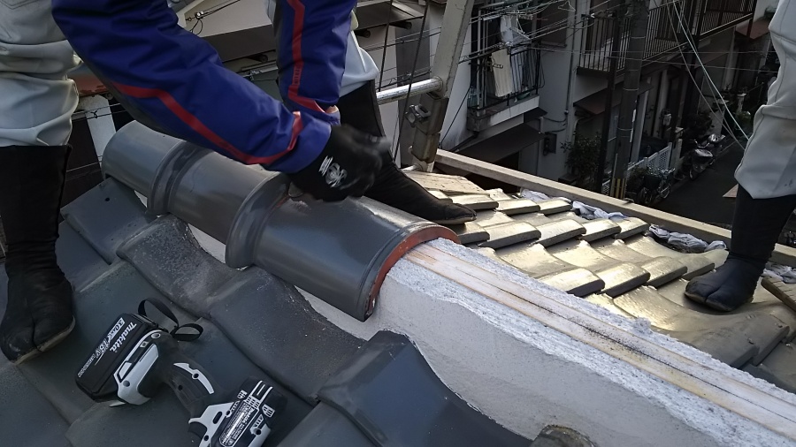 丸瓦をビスで取り付け施工
