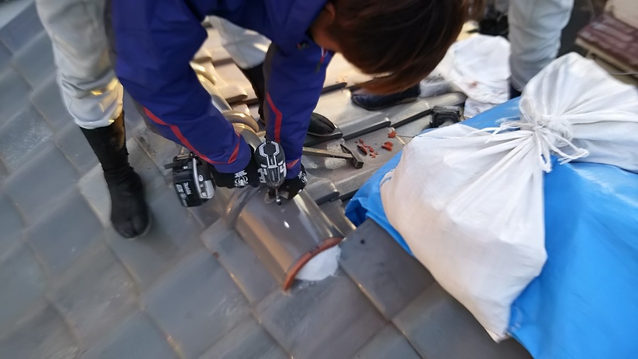 丸瓦をビスで取り付け施工