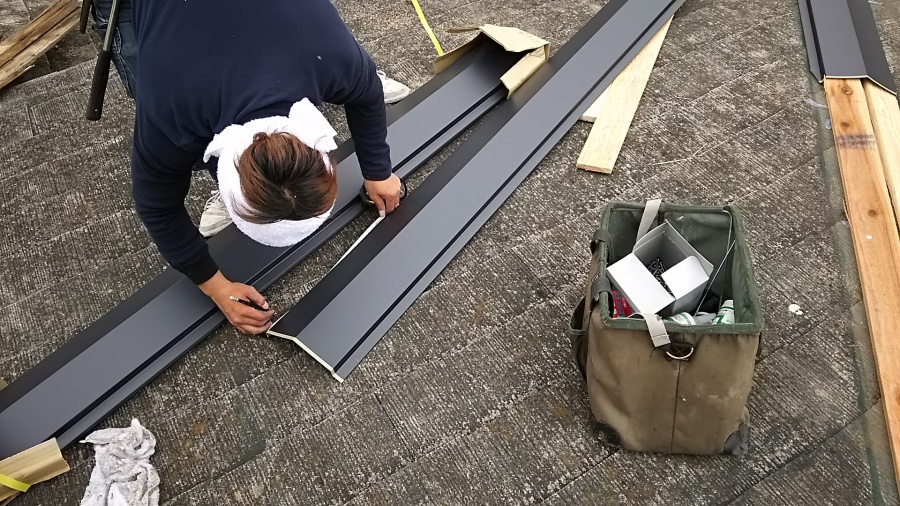 新しい棟板金を加工