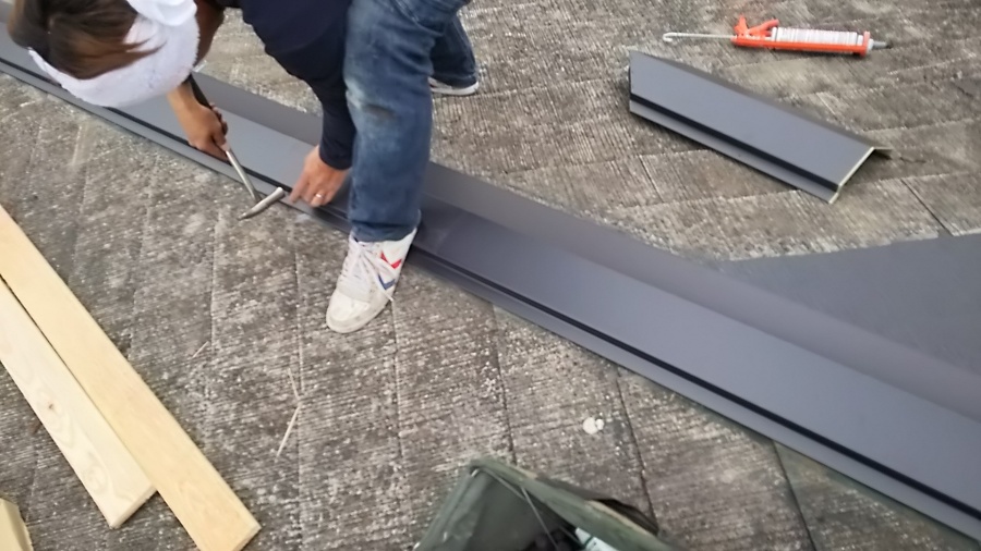 シルバブラックの棟板金を釘打ち