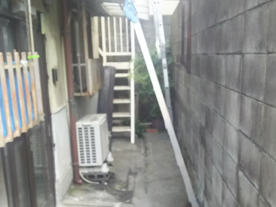 屋根にハシゴを架ける