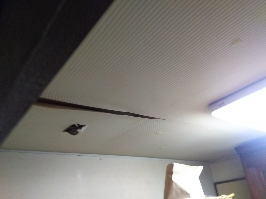 雨漏り調査開始　天井クロスめくれ