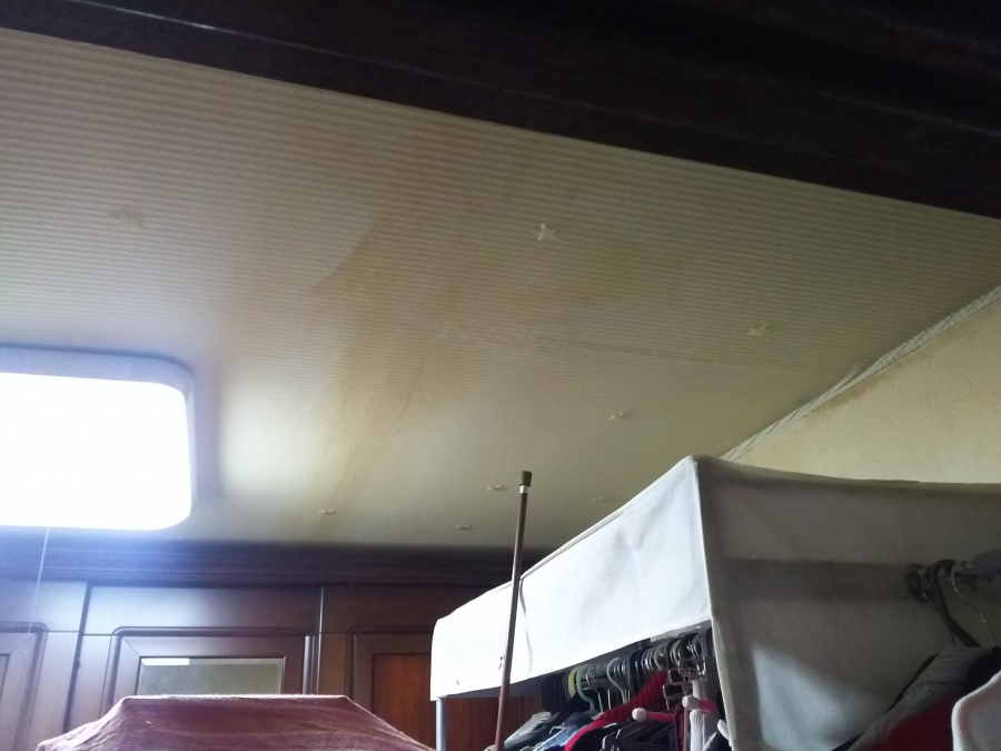 雨漏り調査開始　天井クロスめくれ