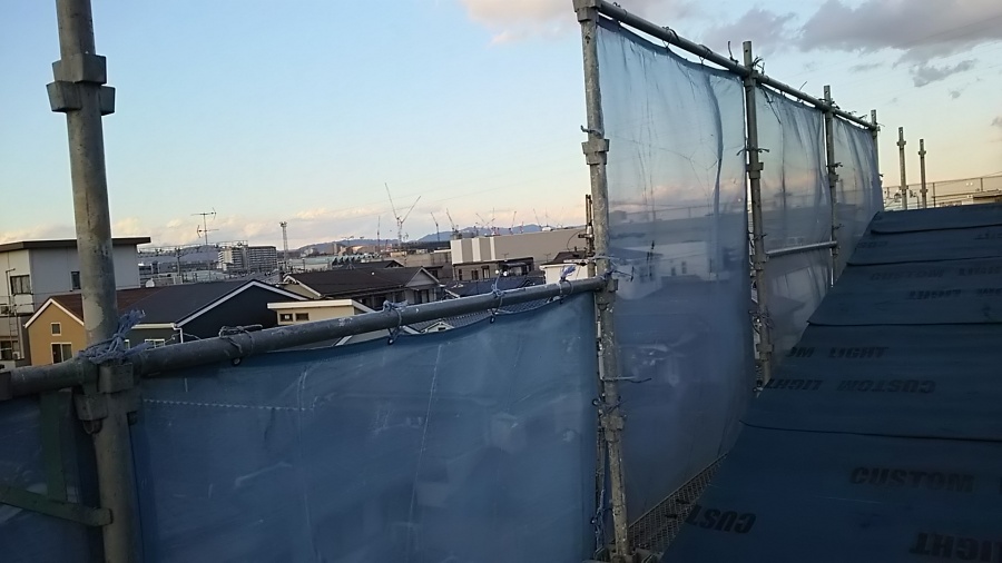 強風によりメッシュシートがたわむ