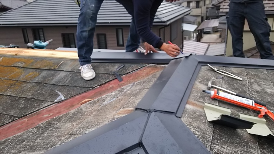 シルバブラックの棟板金を釘打ち