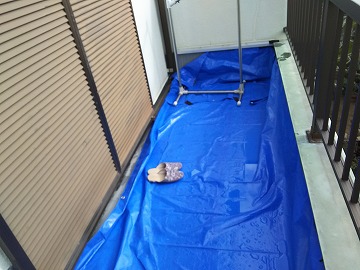 ベランダに養生をした様子