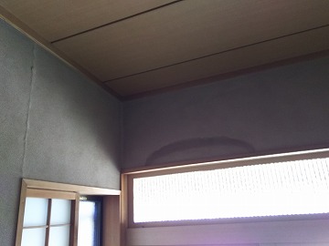 雨漏りの現地調査時クロスのシミを発見