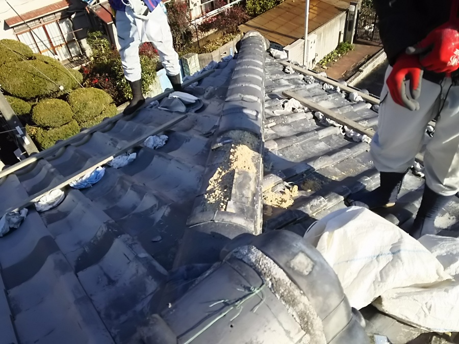 既存の瓦を撤去