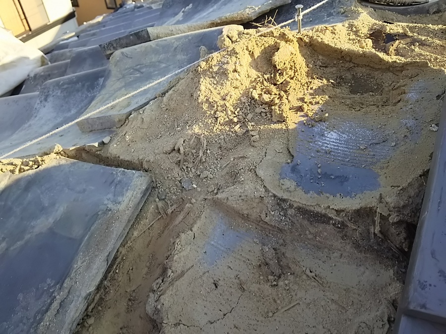 瓦の下の土が柔らかくなっている様子