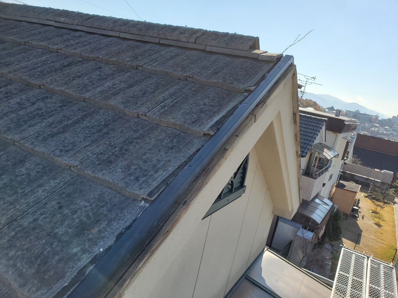 袖瓦が部分的になくなった屋根