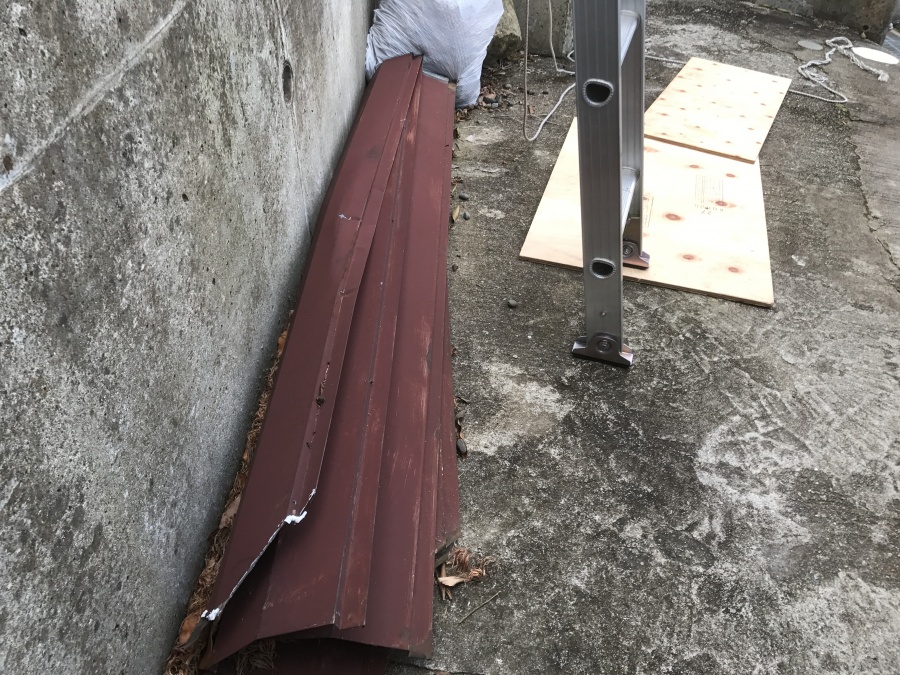 外れてしまった　棟板金