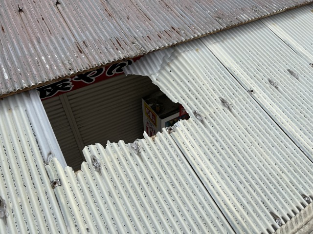大阪市港区 穴の空いた波板屋根の修理をお任せいただきます！