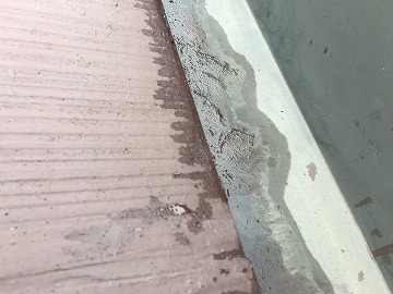 下屋根工事施工前の水切り板金の様子