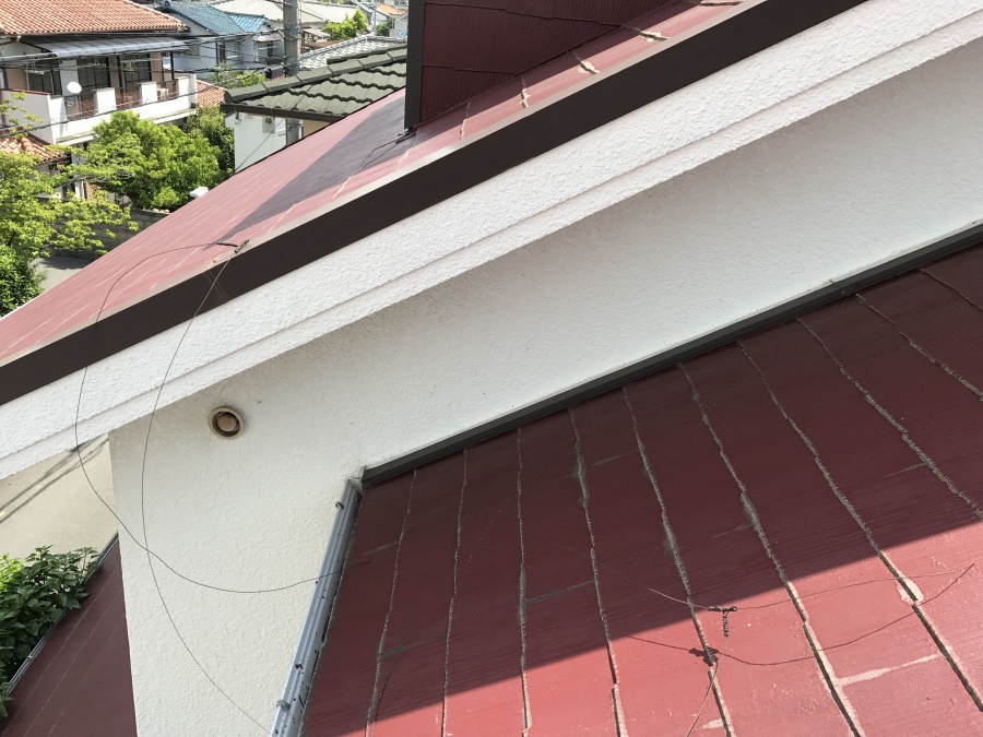 赤茶色のスレート屋根