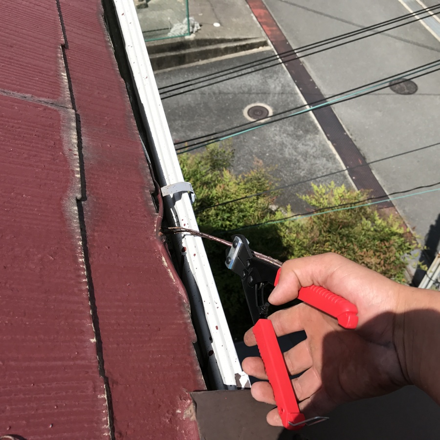 スレート屋根についていたアンテナ配線を切断