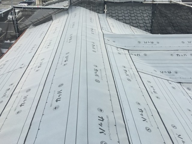 防水シートを敷設した屋根面