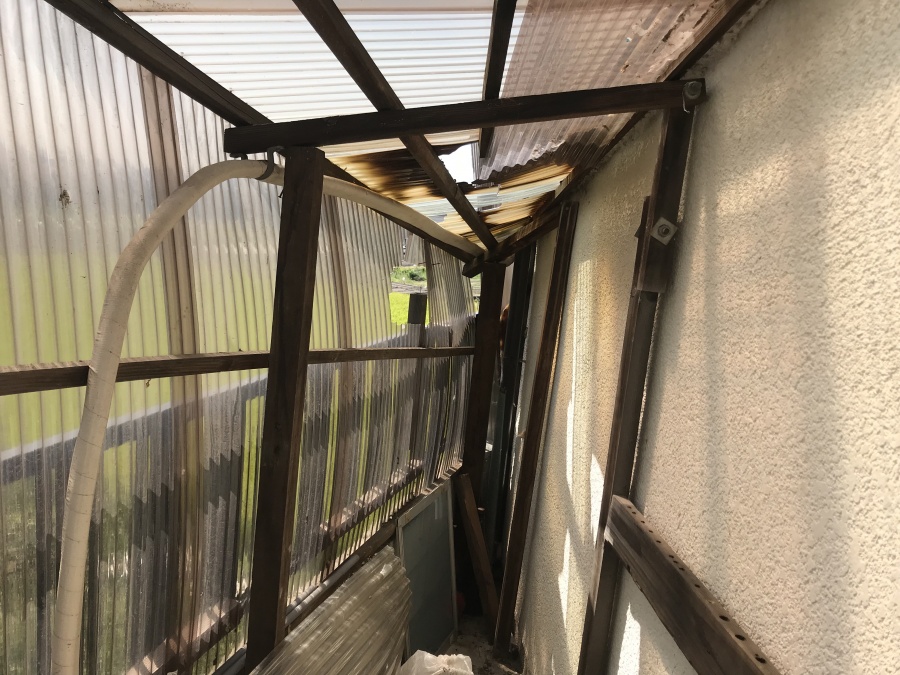台風で被災したベランダポリカ屋根