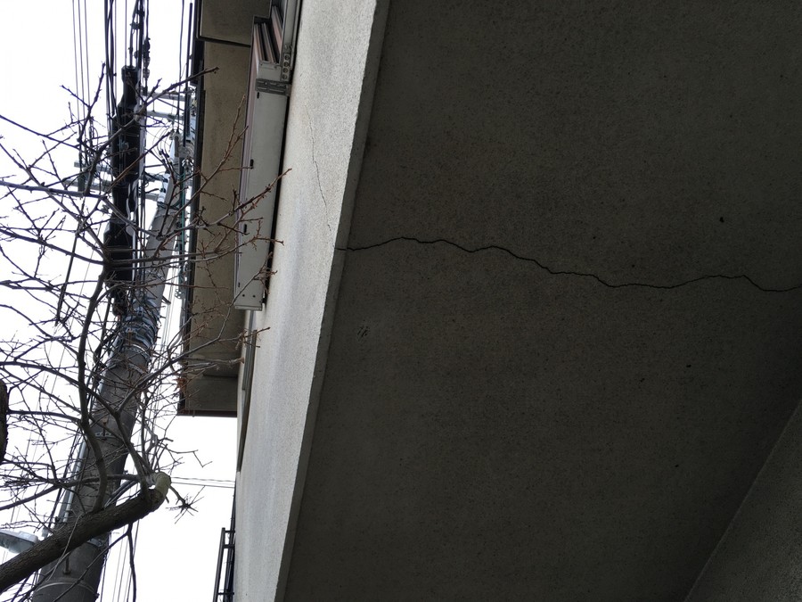 軒天のクラック クラックとひび割れは何が違うの 豊中市岡町北 大阪の屋根工事なら街の屋根やさん大阪吹田店