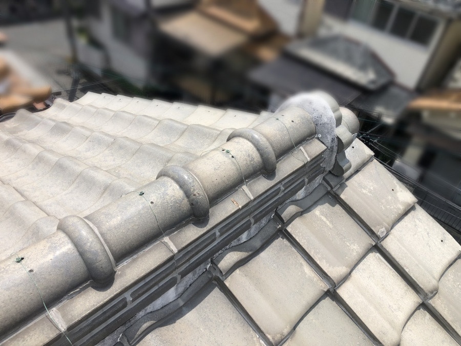 葺き替え工事前の雨漏り中の屋根