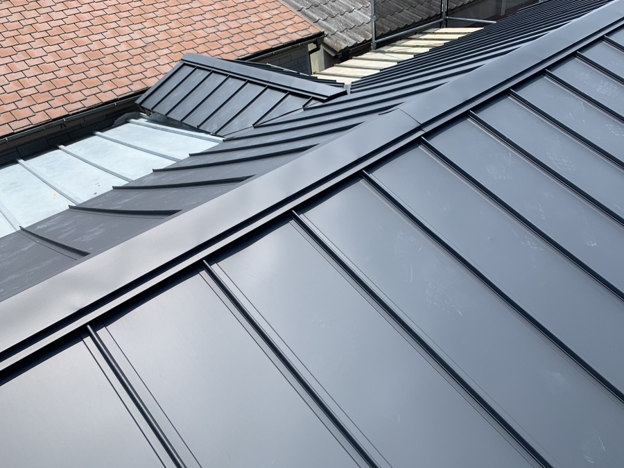 豊中市 金属屋根（ガルバリウム鋼板）で人気の『極み-MAX』 | 大阪の屋根工事なら街の屋根やさん大阪吹田店