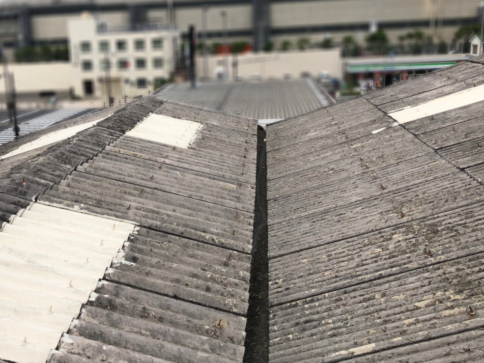 老朽化の進んだ波型スレート屋根