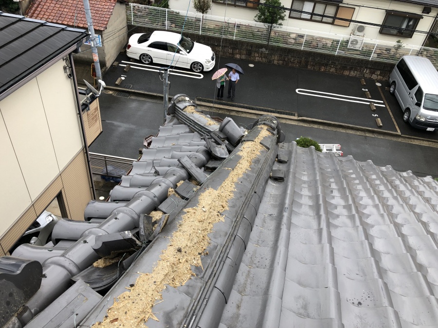 摂津市 瓦差し替え・棟積み直しで瓦屋根を復活させます！