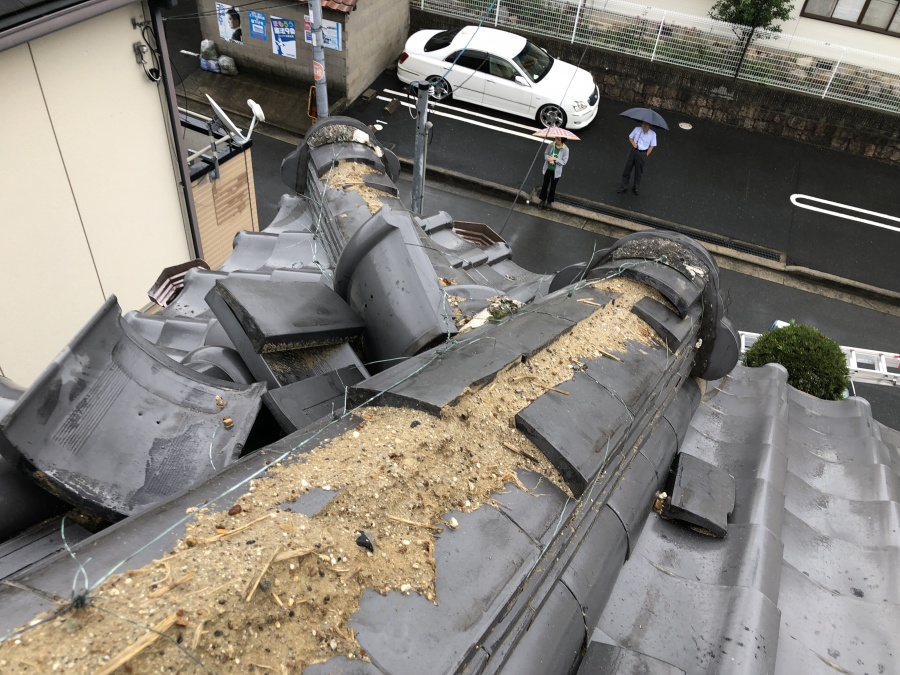 台風で倒壊した瓦屋根