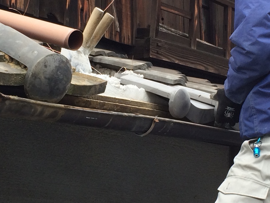 新しいなんばんを屋根に塗り新しい瓦を乗せ固めているところ