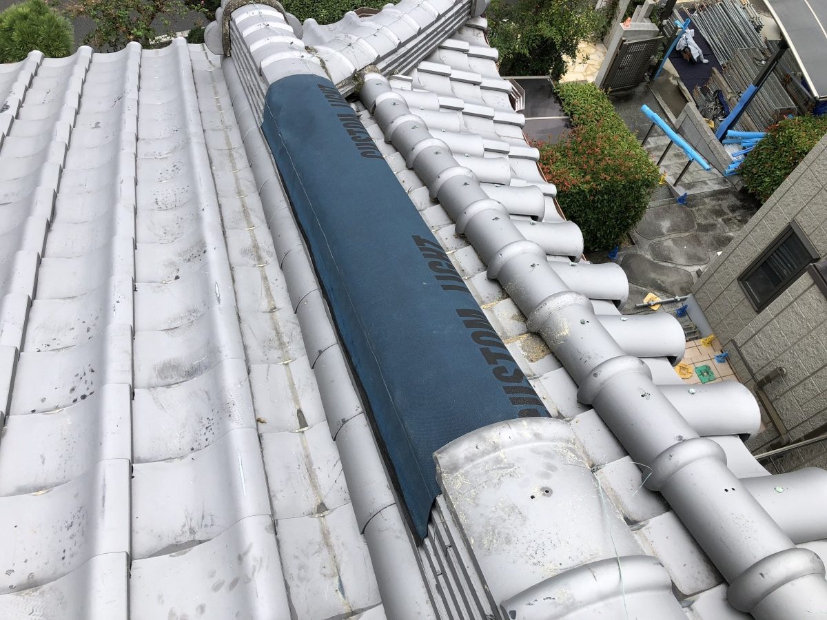 台風で倒壊した瓦屋根を防水シートで養生