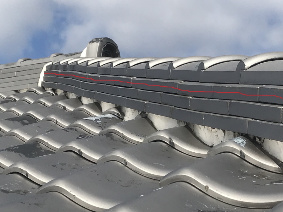 棟瓦が歪んでいる様子