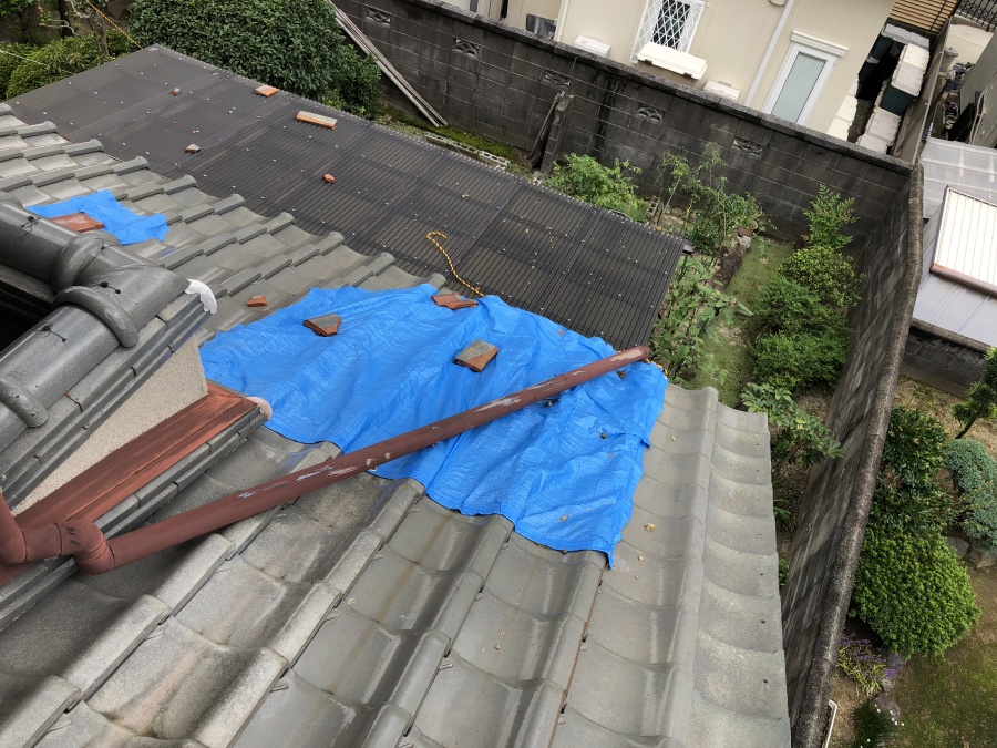 ブルーシート養生した屋根