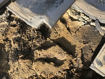 瓦の下の土が濡れている様子