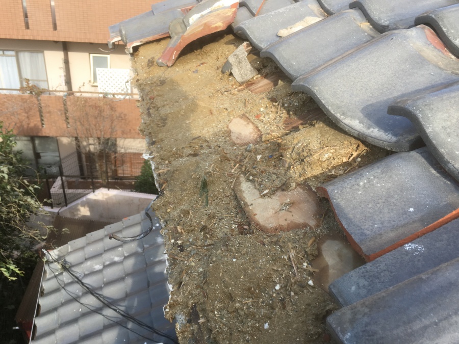 台風による軒先の瓦が飛散