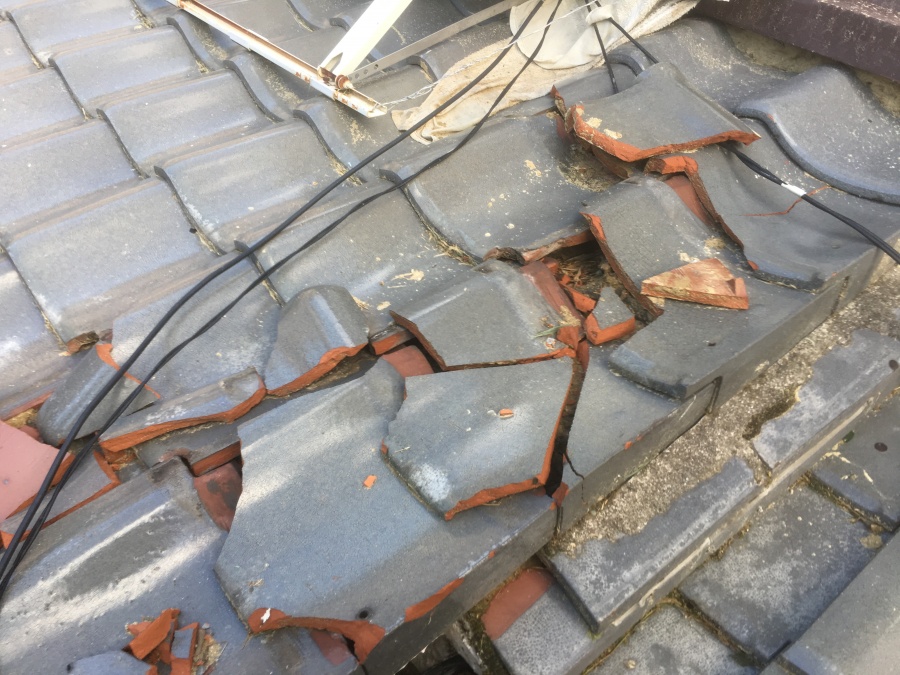 台風による軒先の瓦が飛散