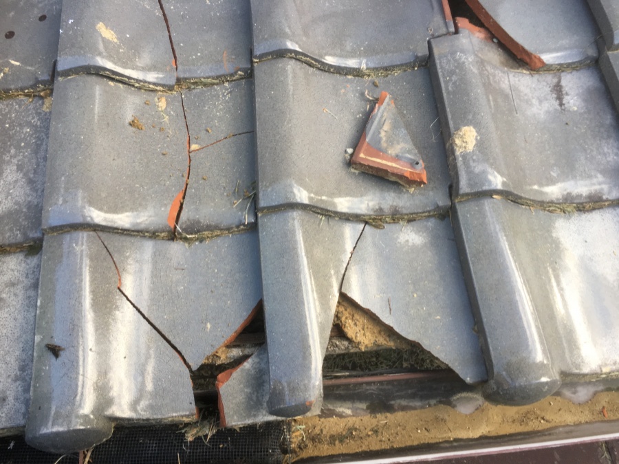 台風による軒先の瓦が飛散