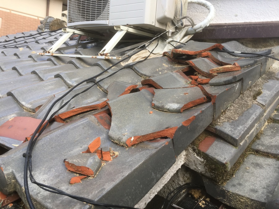 台風被害　瓦割れ