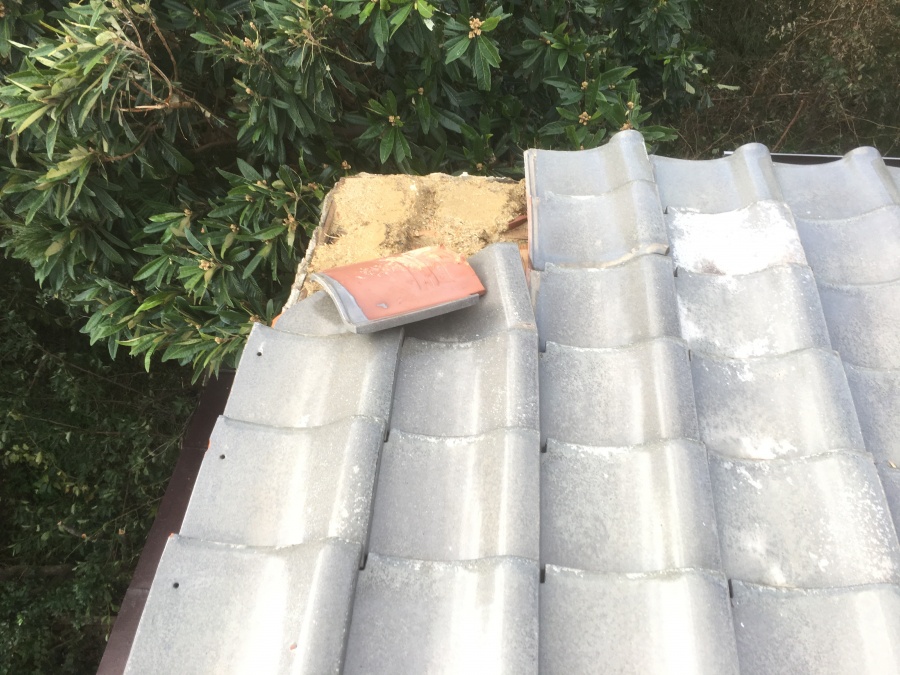 台風による軒先の瓦が飛散