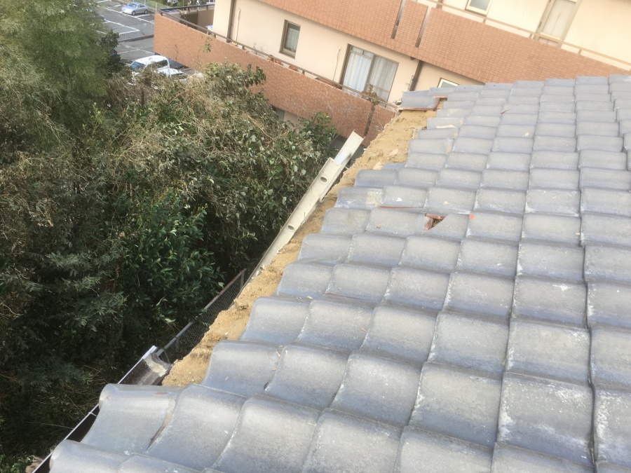 台風による軒先の瓦が飛散