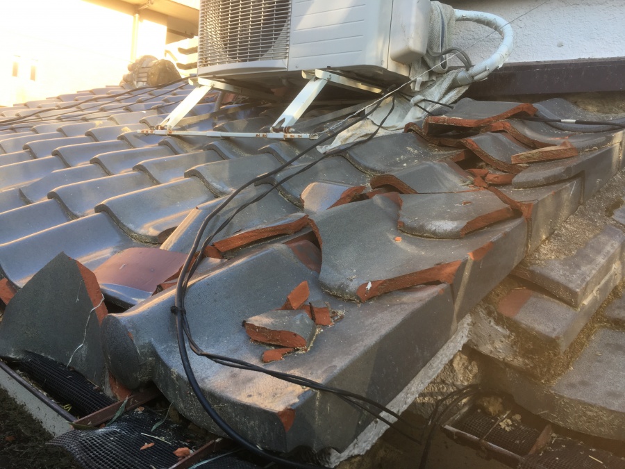 台風による軒先の瓦が飛散