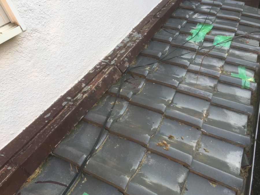 台風による軒先の瓦が飛散した箇所を養生