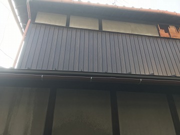 葺き替え後の下屋根と張替え後の外壁