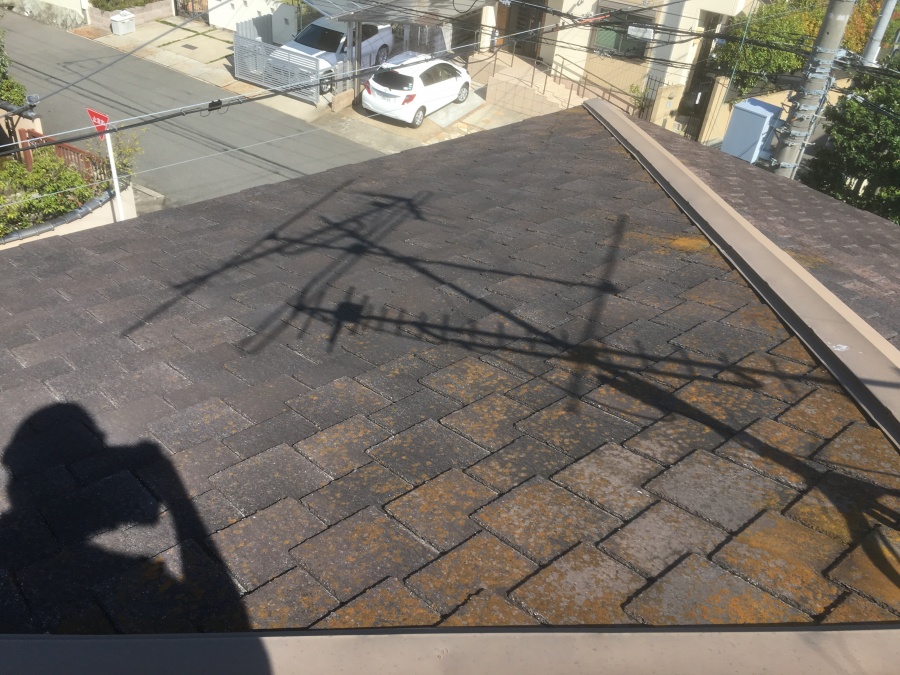 屋根塗装施工前のコケが生えたスレート