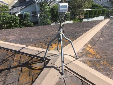 屋根塗装施工前のコケが生えたスレート