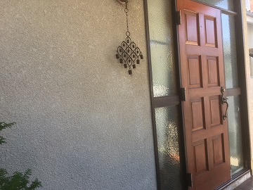 ドアの横の外壁の様子