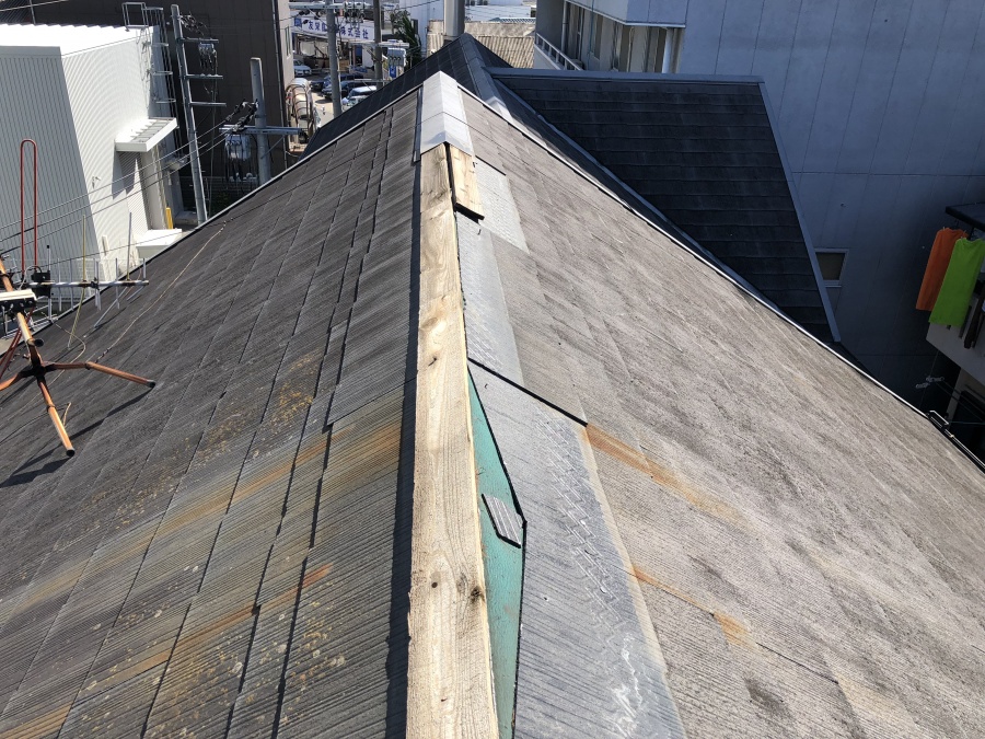 劣化したスレート屋根の大棟板金