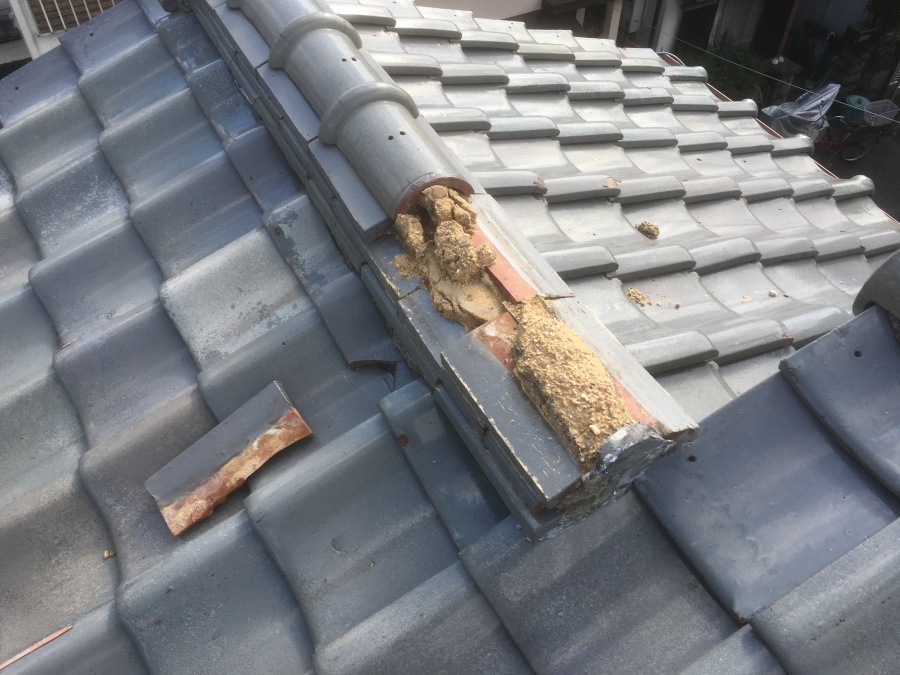 既存棟瓦が歪んでいる様子