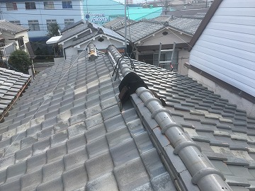 既存棟瓦が歪んでいる様子