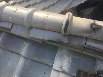 既存棟瓦が歪んでいる様子