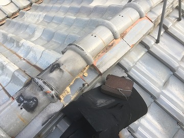 既存棟瓦が歪んでいる様子